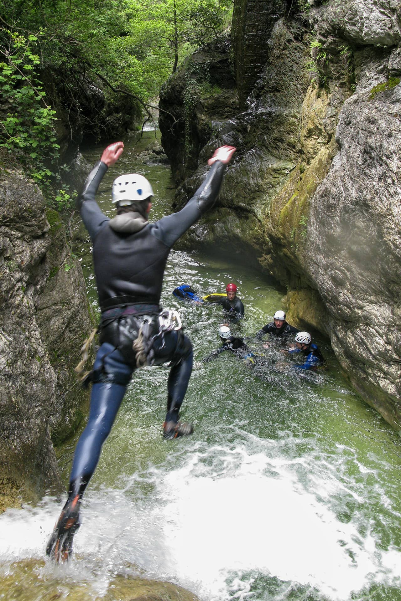 Avontuurlijke canyoning sprong in een kloof bij Emrbun Franse Alpen