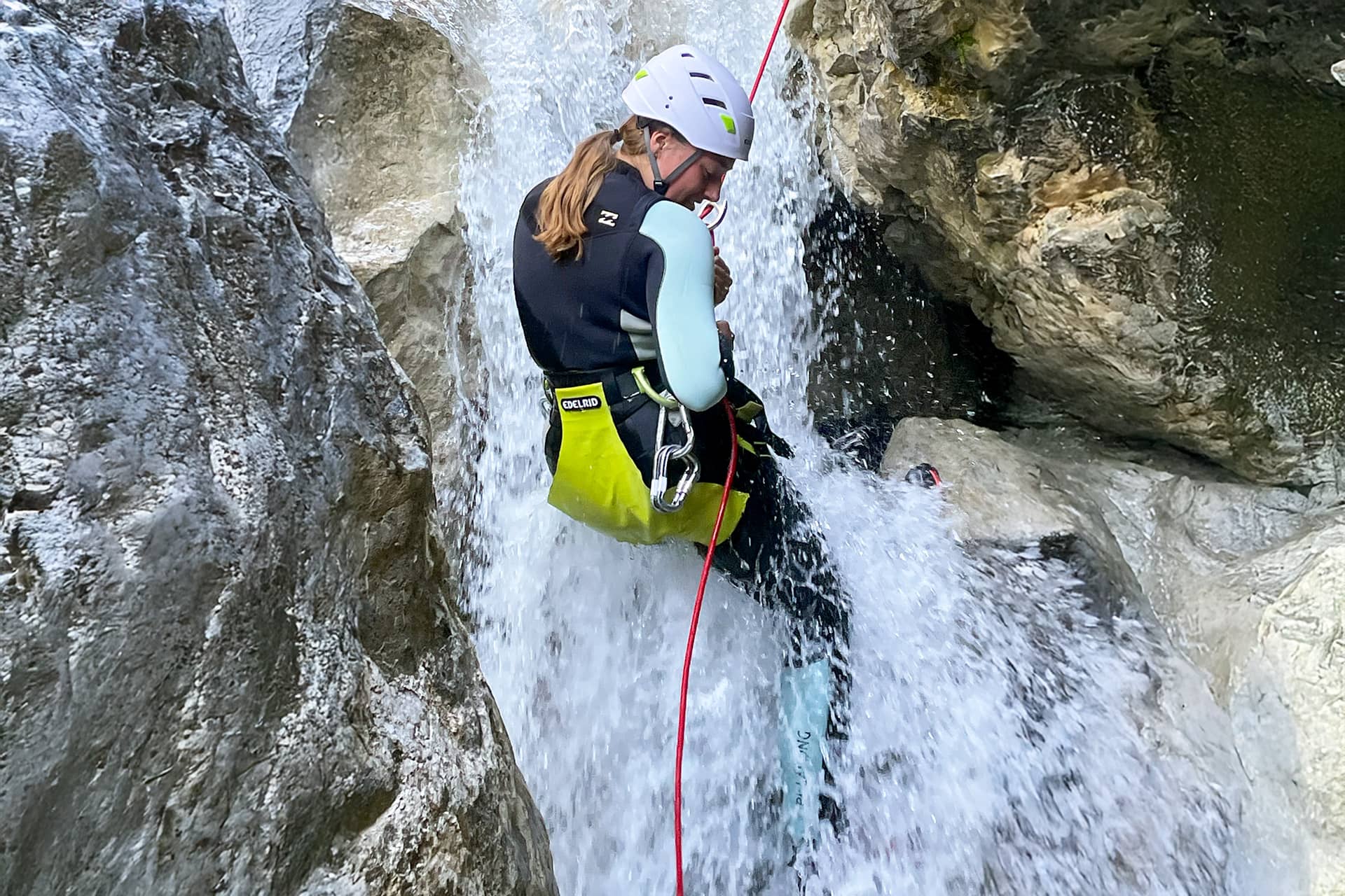 canyoning in een bergkloof in de Franse Alpen