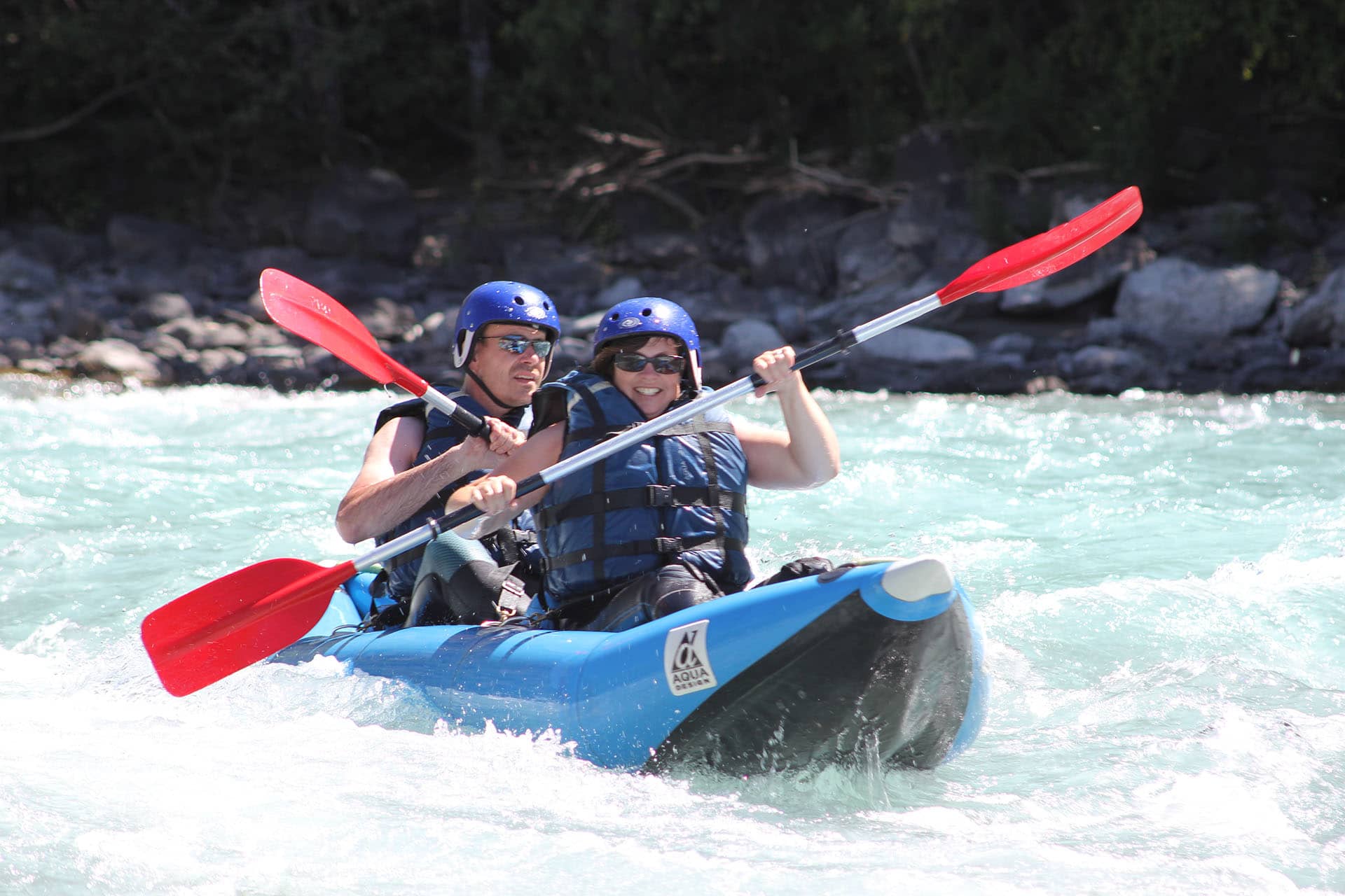 hotdoggen op een bergrivier in de Franse Alpen