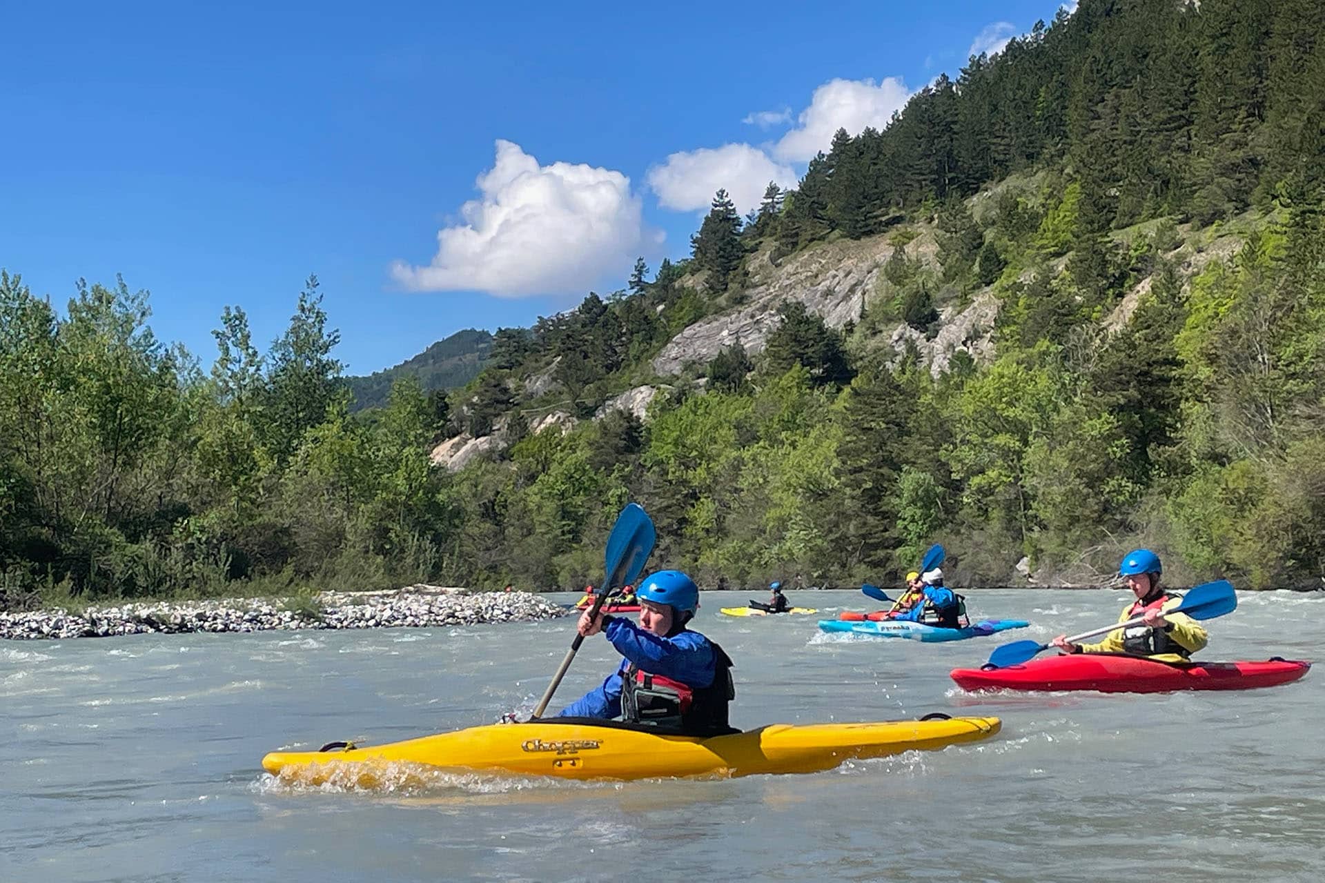 kajakcursus op een bergrivier in de Franse Alpen