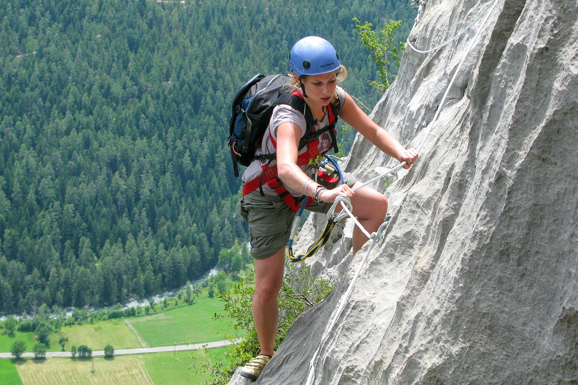 klettersteigen langs een rotswand in de Franse Alpen