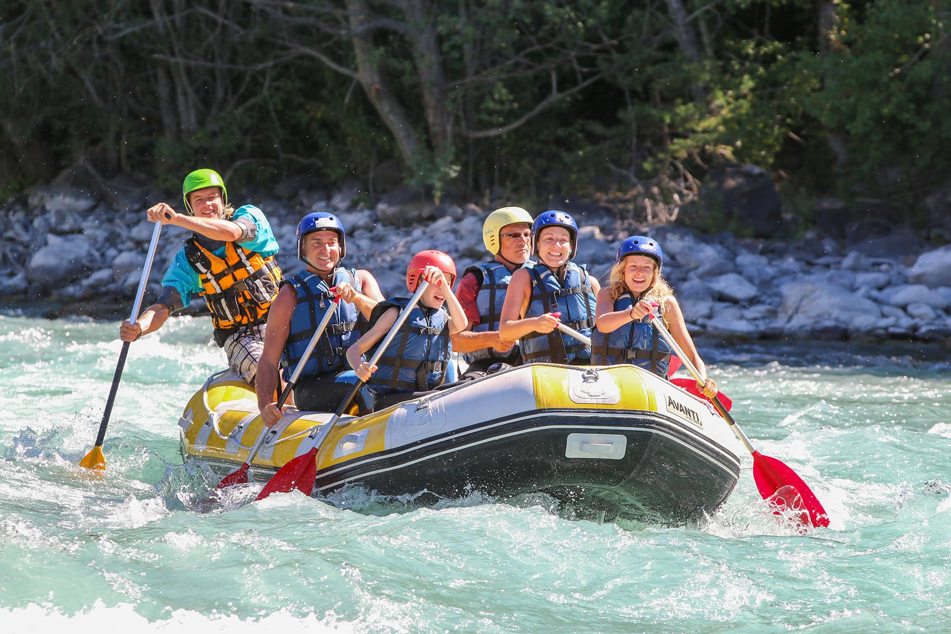 raften met een groep op een bergrivier in de Franse Alpen