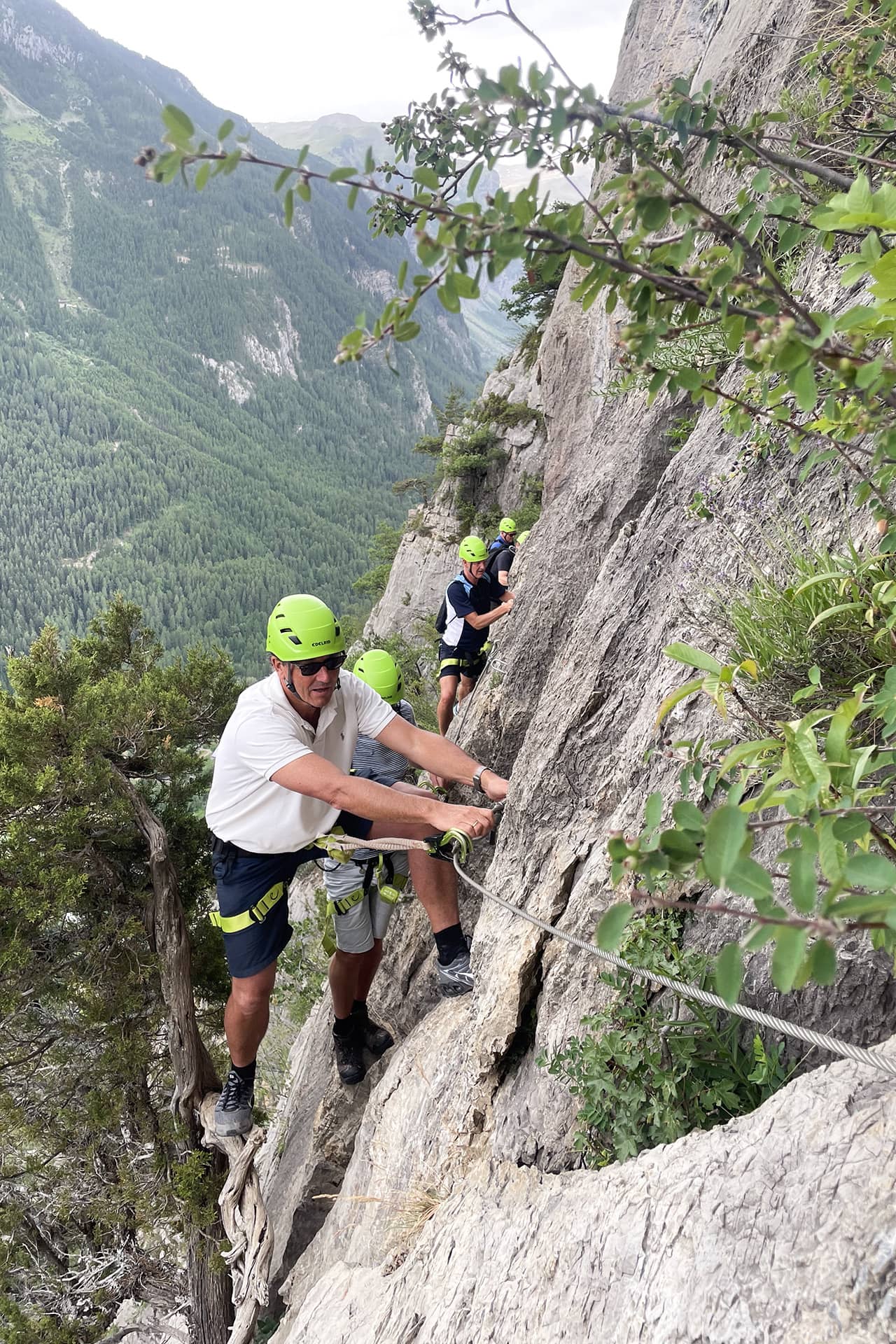 Klettersteigen langs een rotswand in de Franse Alpen met gezekerde kabel