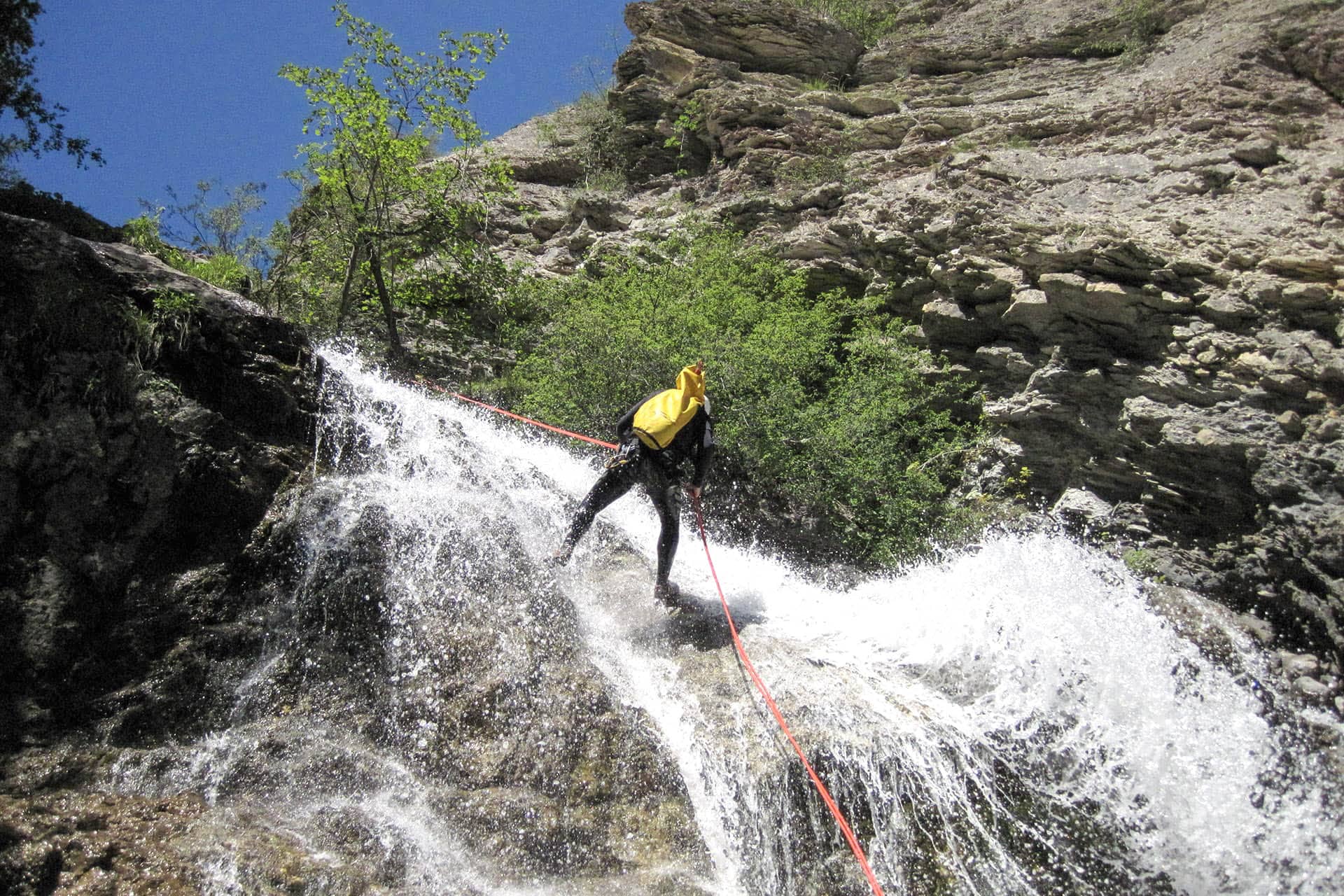 canyoning Frankrijk abseilen langs waterval in de Franse Alpen