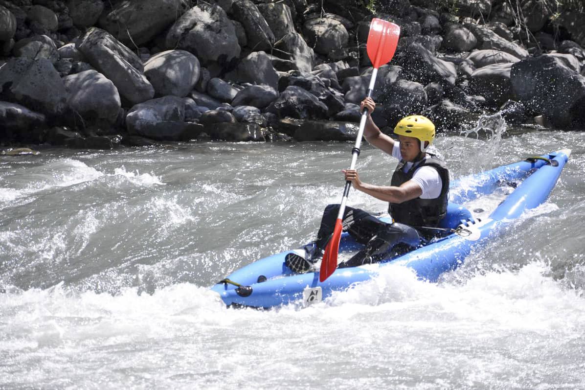 Persoon in hotdog kajak tijdens wildwater op rivier in Frankrijk