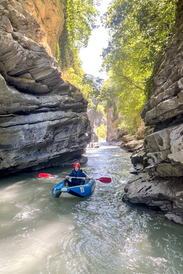 Hotdoggen in een smalle kloof op de Ubaye rivier in de Franse Alpen