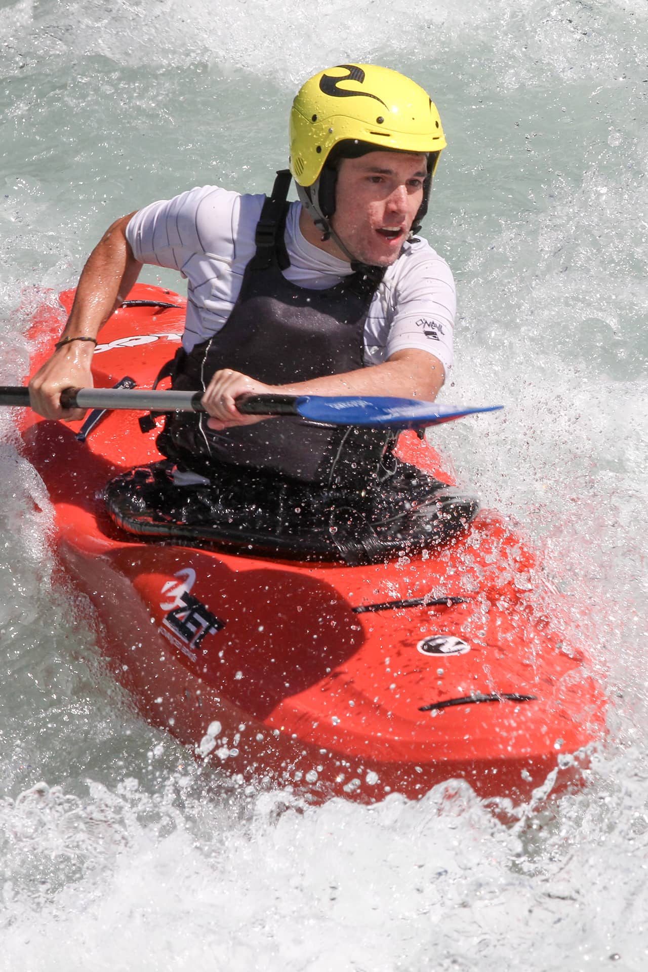 kajakker in wilde stroomversnelling tijdens kajakcursus Frankrijk