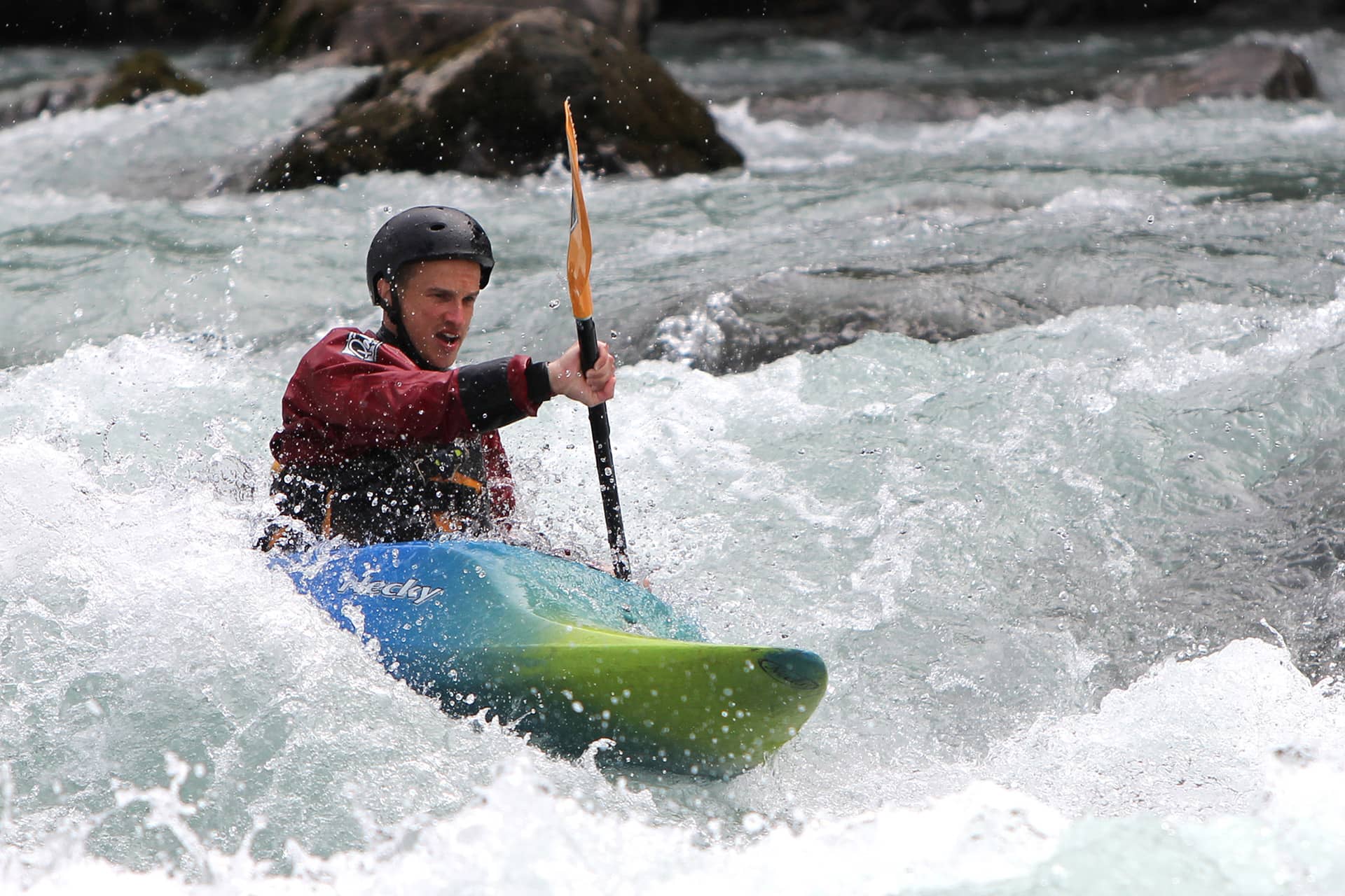 kajakker in wilde stroomversnelling tijdens kajakcursus Frankrijk